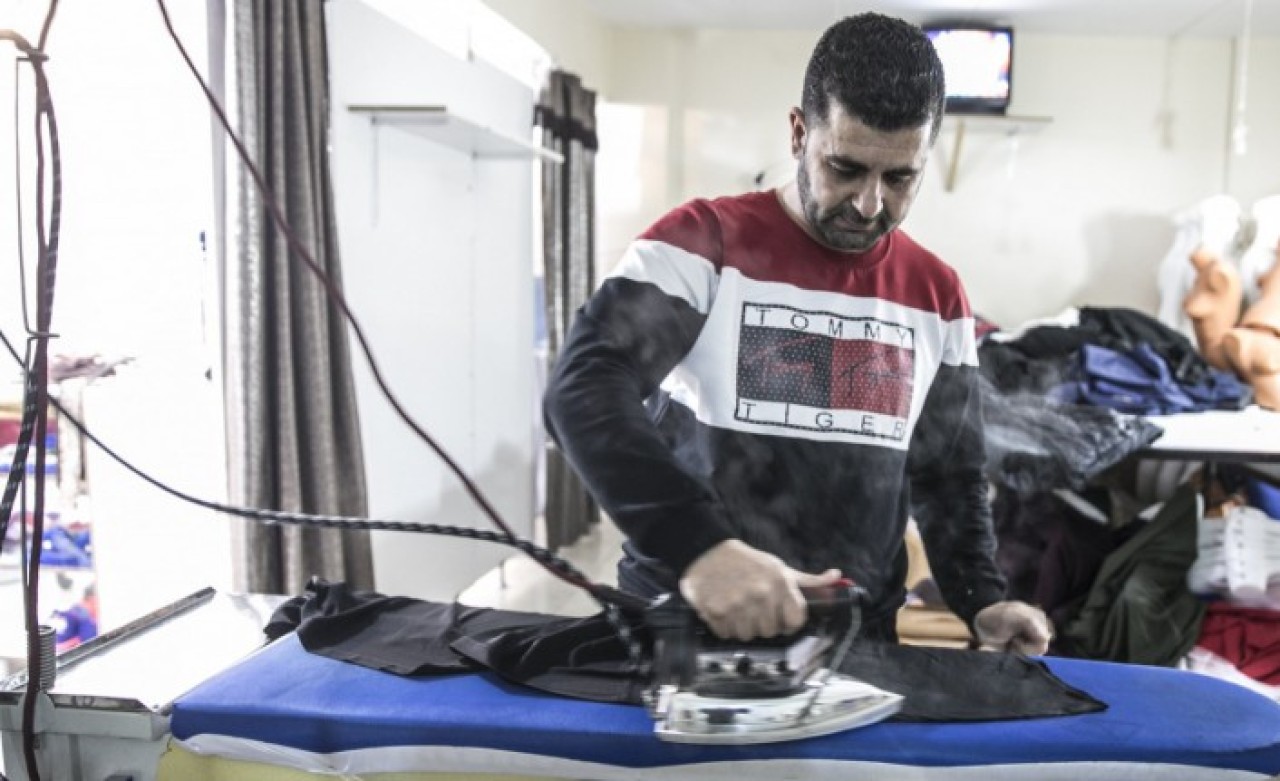 Suriyeli terzinin astığı tabelayı görenler 'Helal olsun' diyor!