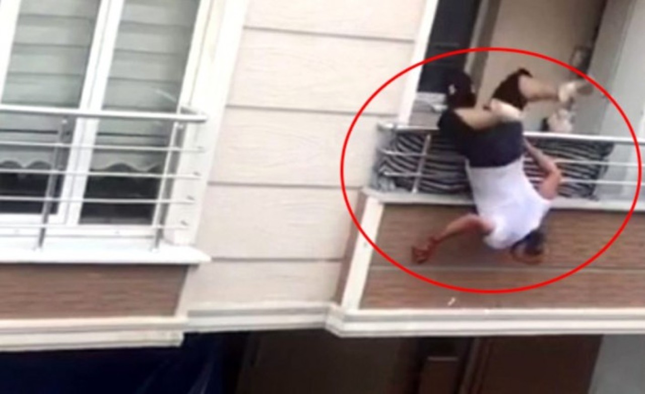Tartıştığı yakınlarına tencere fırlatırken balkondan düştü!
