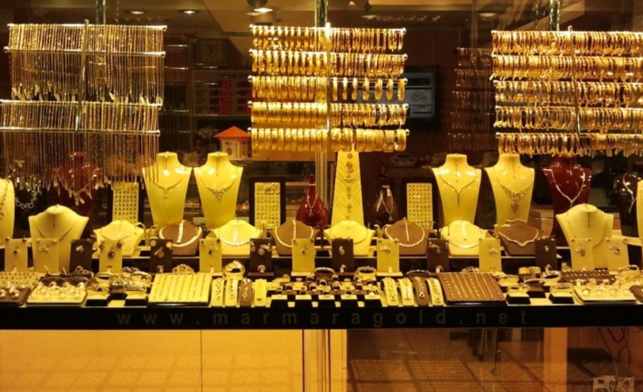 Yok böyle vurgun: 2 milyon 490 bin lira,  10 bin gram has altın,  188 cumhuriyet altını,  384 çeyrek altın!