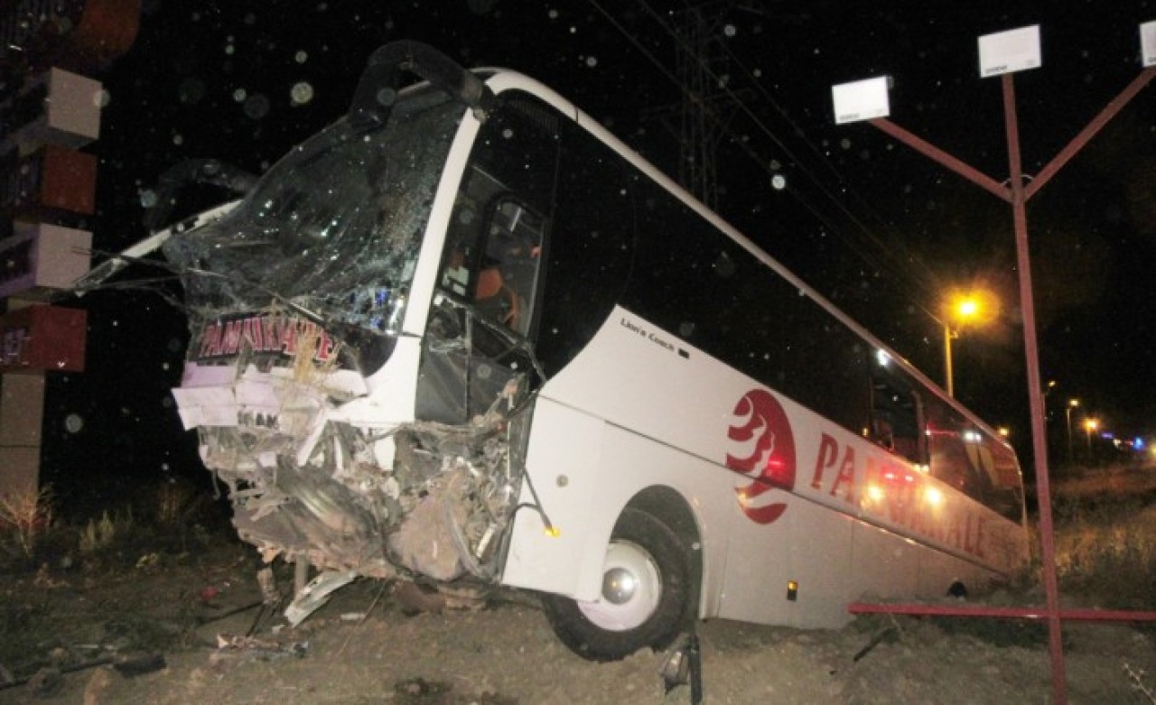 Yolcu otobüsü yoldan çıktı: 30 yaralı