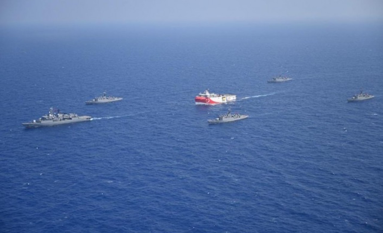 Yunanistan haddini aştı: Savaş gemileri Oruç Reis karşısında!