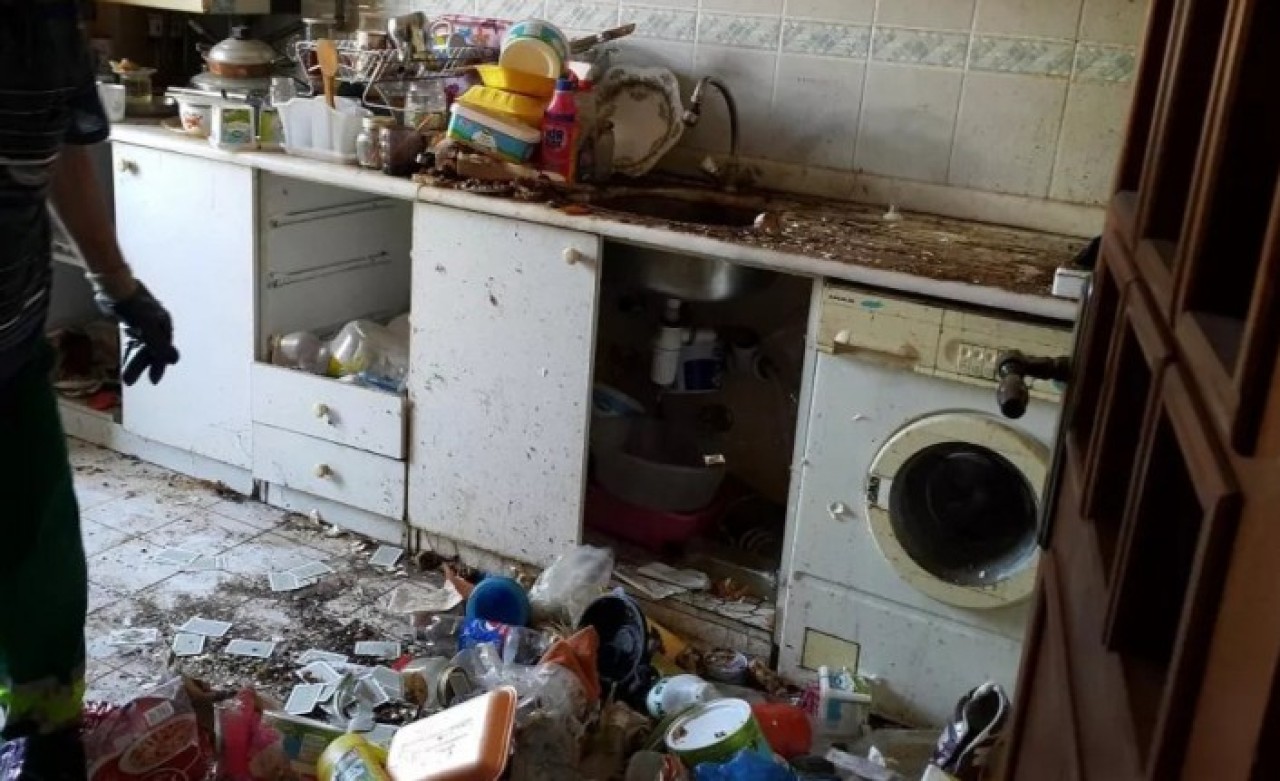 4 katlı evde yaşayan İlhami Uçar'ın evinden 10 ton çöp çıktı