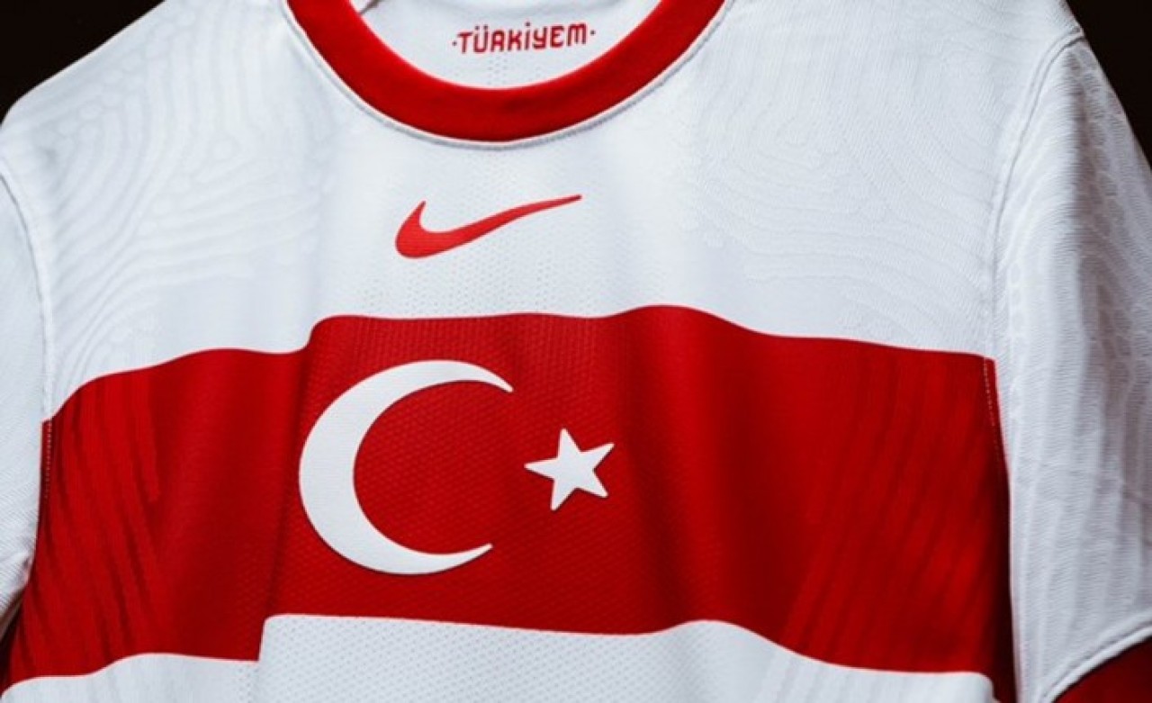 A Milli Futbol Takımı’nın yeni formasındaki Nike logosuna büyük tepki