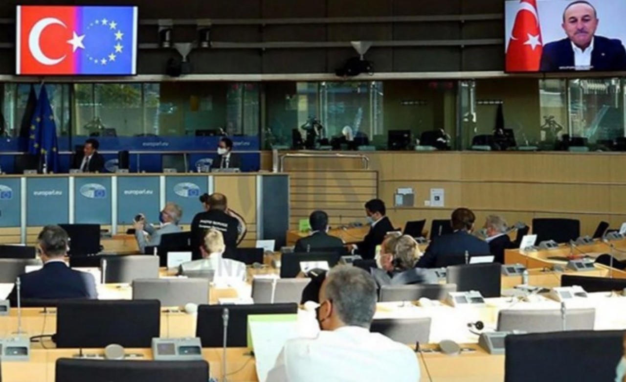 'AB ve Türk bayrağını yan yana görmek istemiyoruz' diyen vekile Çavuşoğlu'dan: 'Katlanamıyorsunuz'