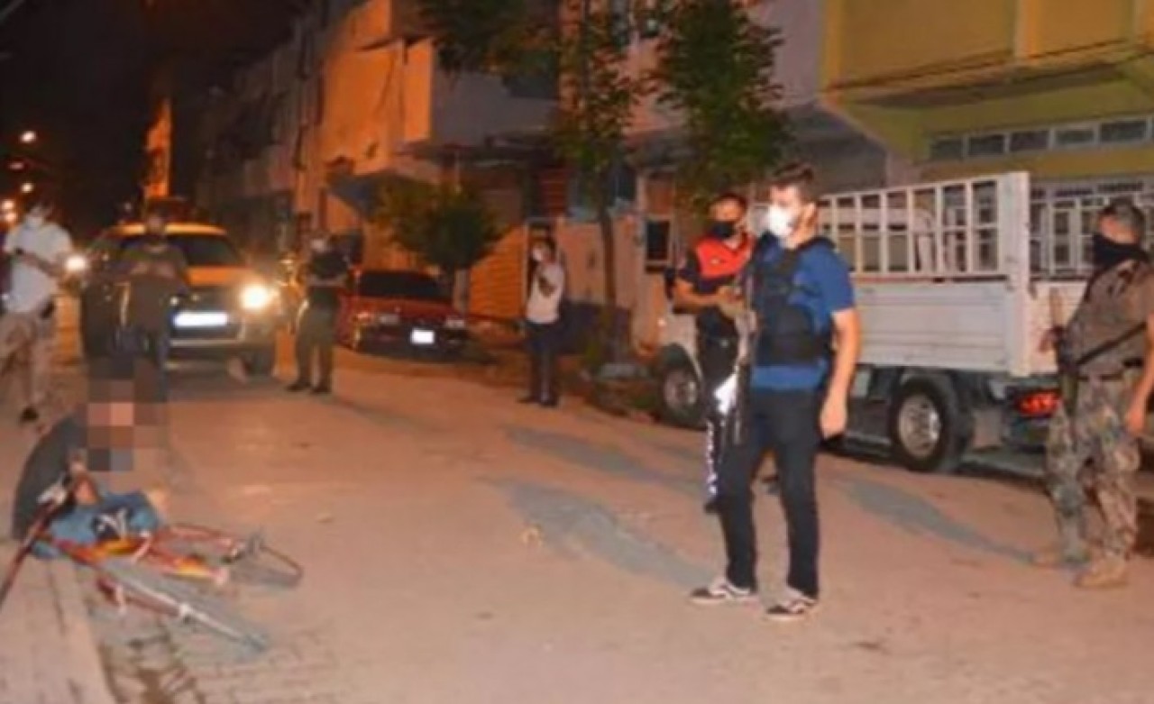 Adana'da evli kadına mesaj atan kişiyi vatandaşların elinden özel harekat kurtardı