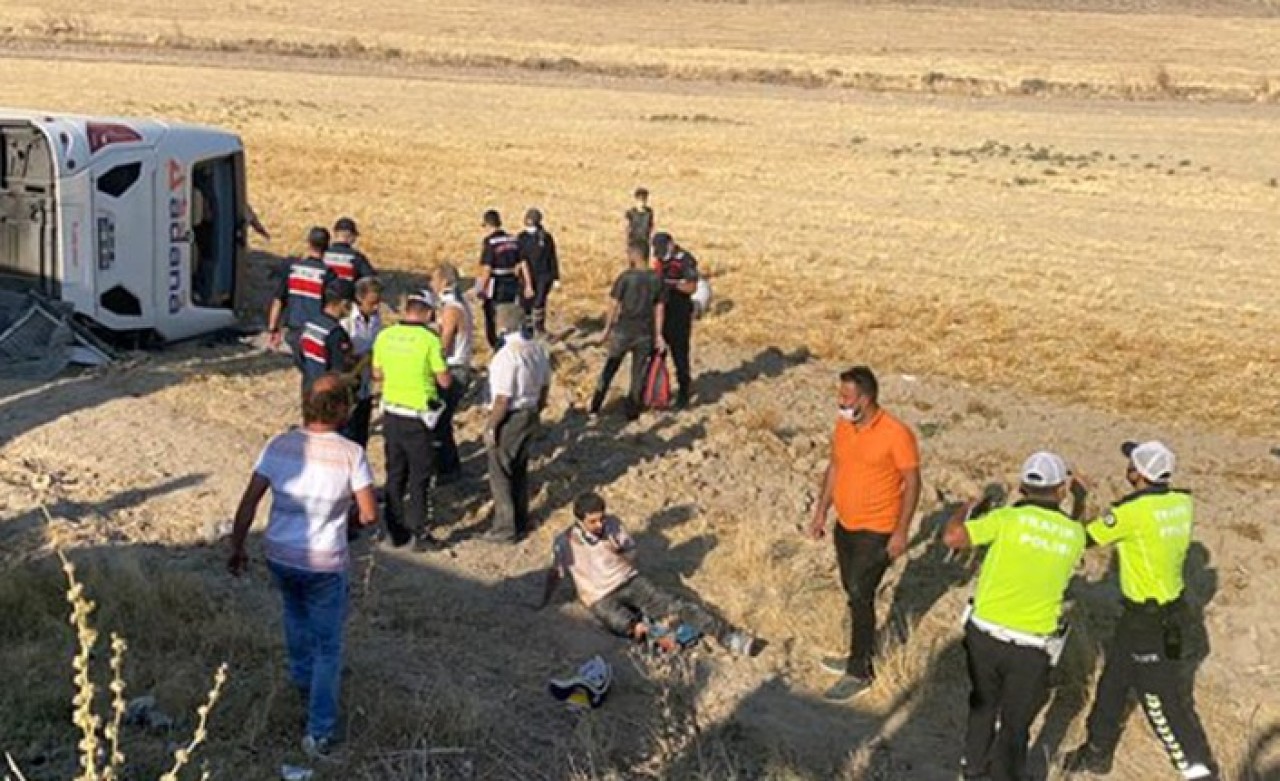 Adana'da yolcu otobüsü devrildi: 30 yaralı