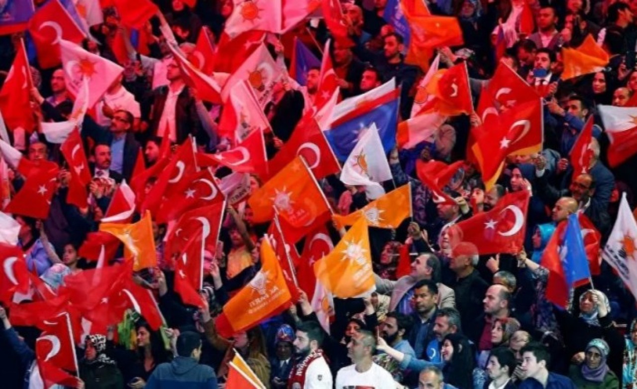 AK Partili Mahir Ünal'dan anket açıklaması: Düzenli olarak her ay 4 anket yaptırırız