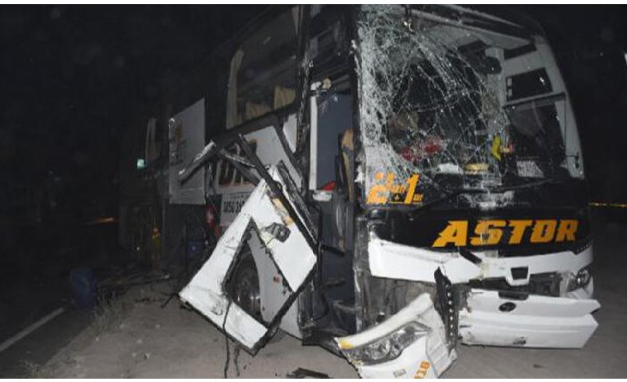 Aksaray'da yolcu otobüsü ile kamyon çarpıştı: 4 yaralı