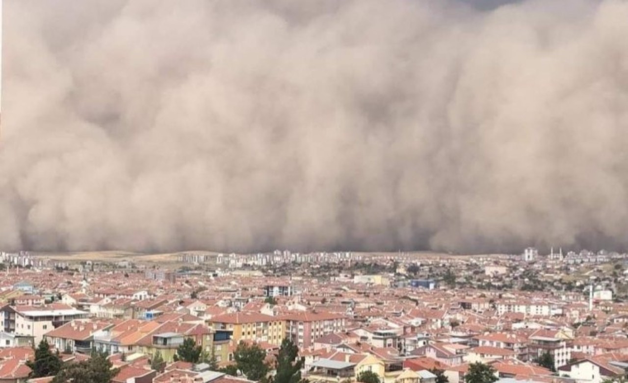 Ankara kum fırtınasına teslim oldu