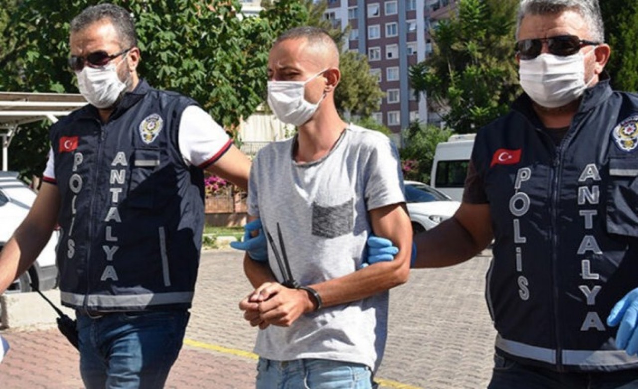 Annesi Seher Fak'ı pompalı tüfekle öldüren Berk Karan sese gelen komşularıyla dalga geçti