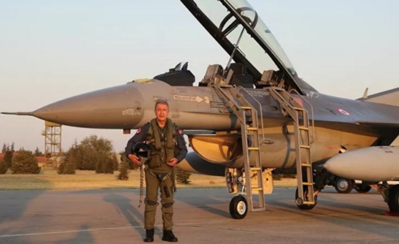 Bakan Akar F-16'yla Ege'nin Kuzeyi'ne özel uçuş gerçekleştirdi