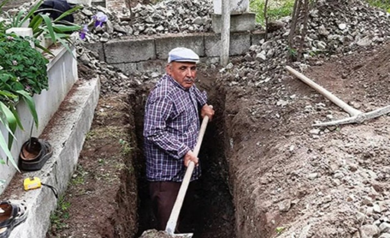 Çocukları telaş yaşamasın diye kendi mezarını kazdı