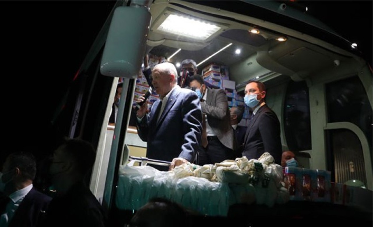 Cumhurbaşkanı Erdoğan halka çay dağıttı: "Şu mesafe kuralına lütfen dikkat edelim. Şöyle arayı biraz açalım" 