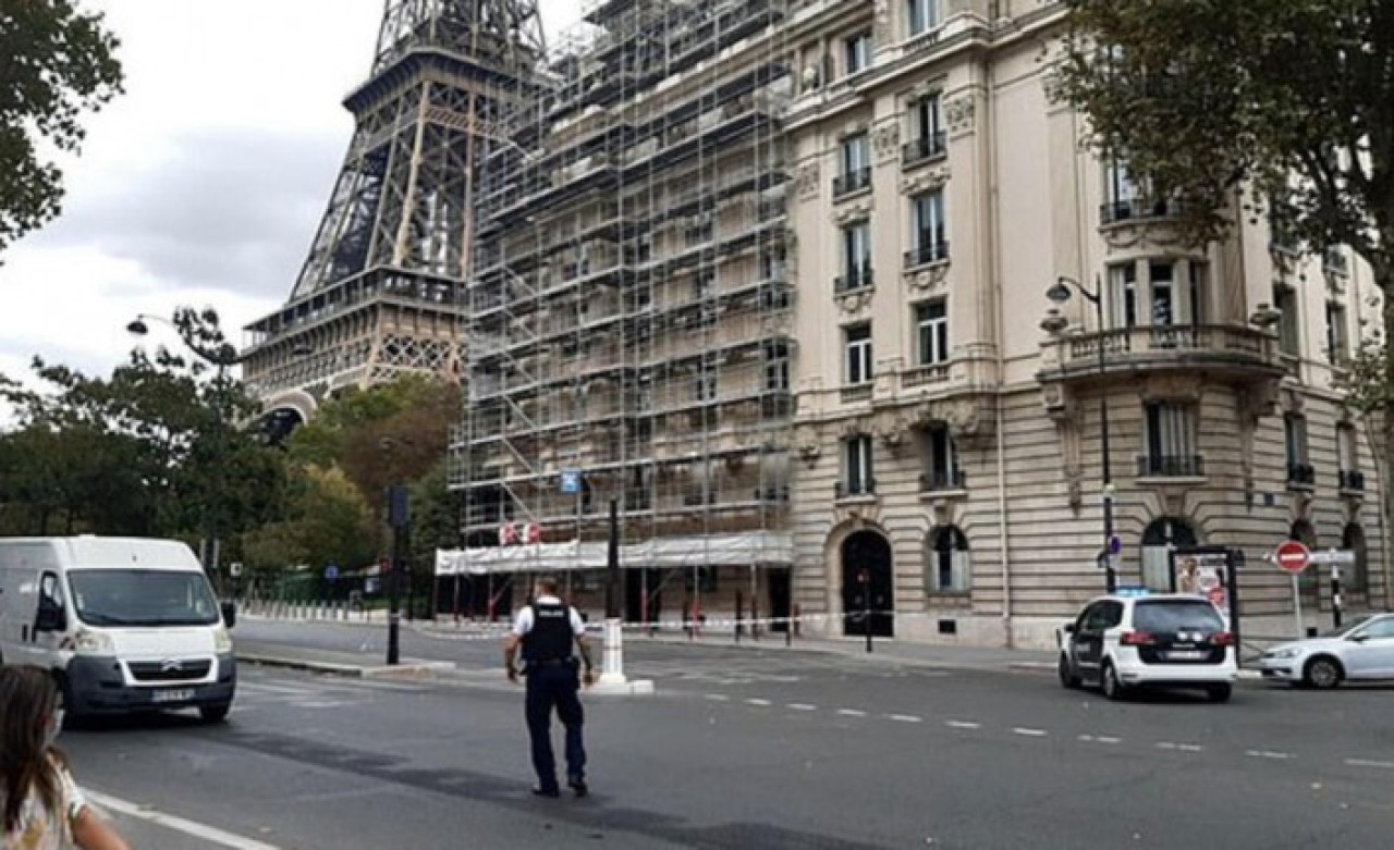 Eyfel Kulesi,  bomba ihbarı nedeniyle boşaltıldı!