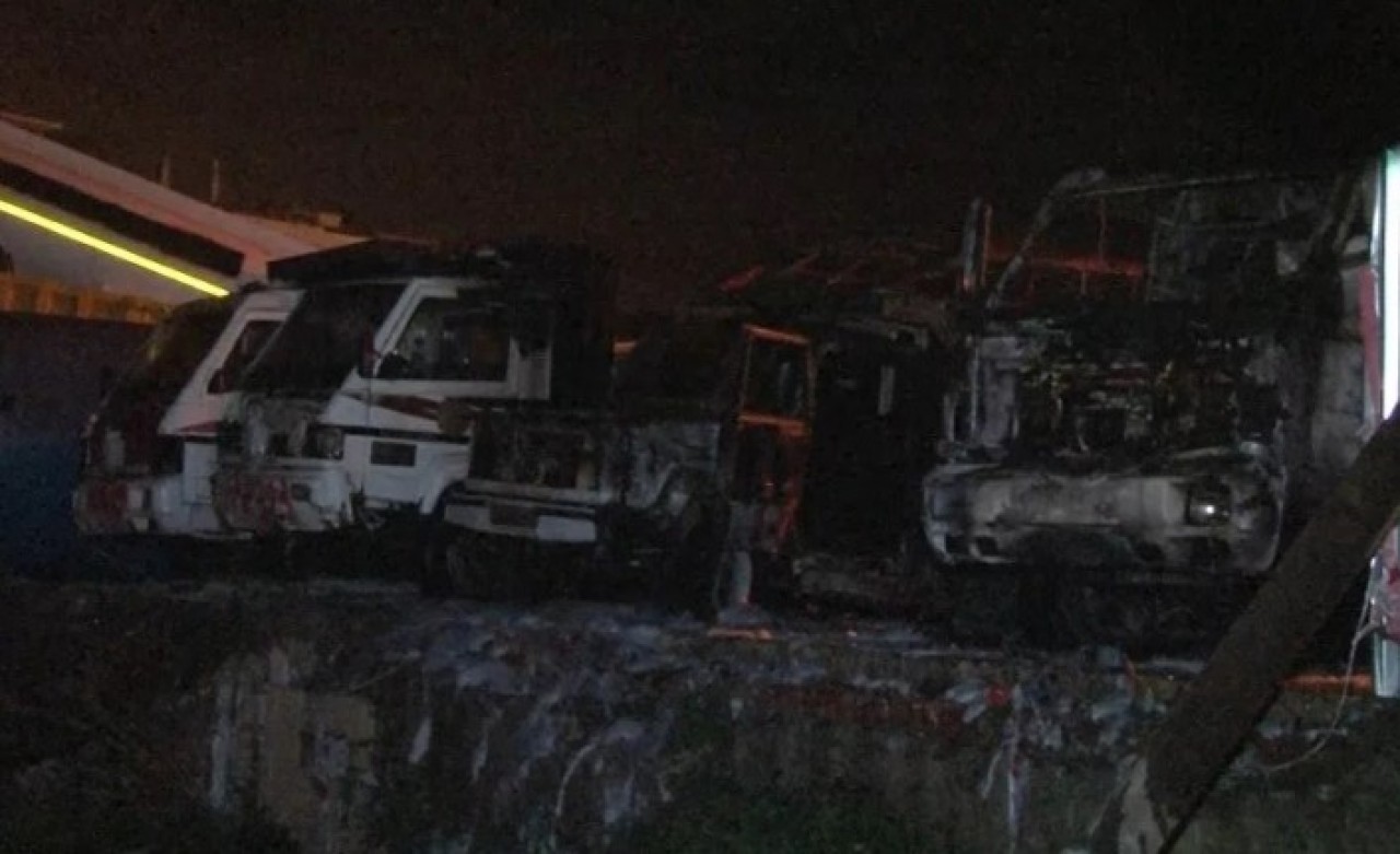 Fatih Belediyesi'ne ait kamyonlar alev alev yandı