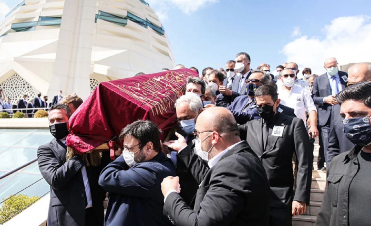 Hayatını kaybeden Suna Kıraç'ın tabutundaki kırmızı örtünün anlamı dikkat çekti