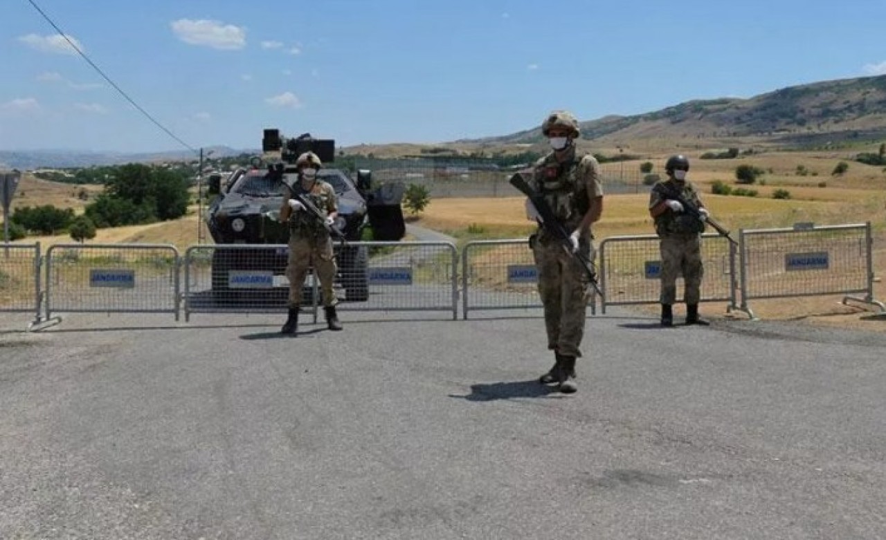 Hayır yemeği verdi,  köy karantinada