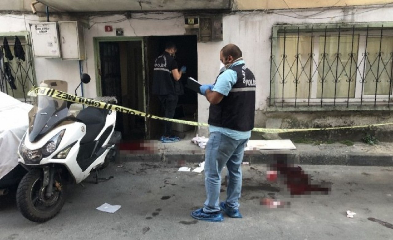 İstanbul'da korkunç olay: Ev arkadaşının boğazını kesti!