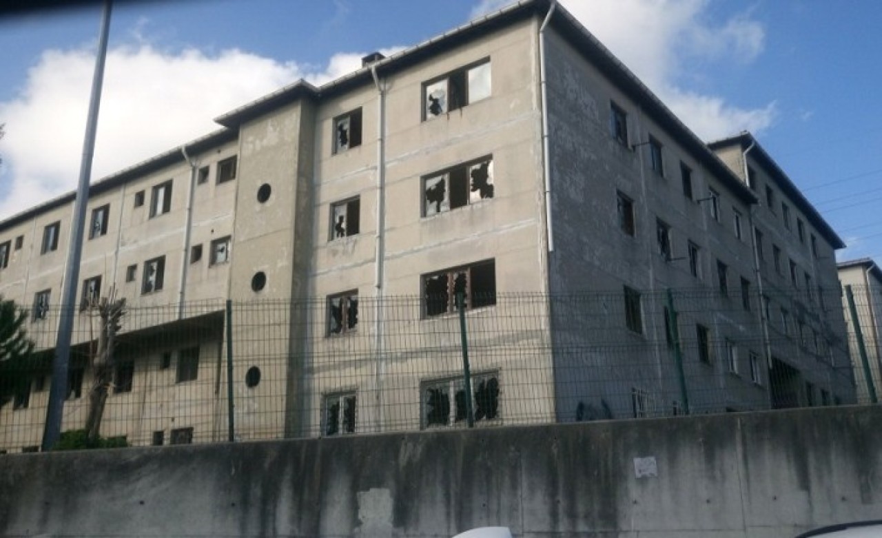 Küçükçekmece Halkalı polis lojmanları kaderine terk edildi