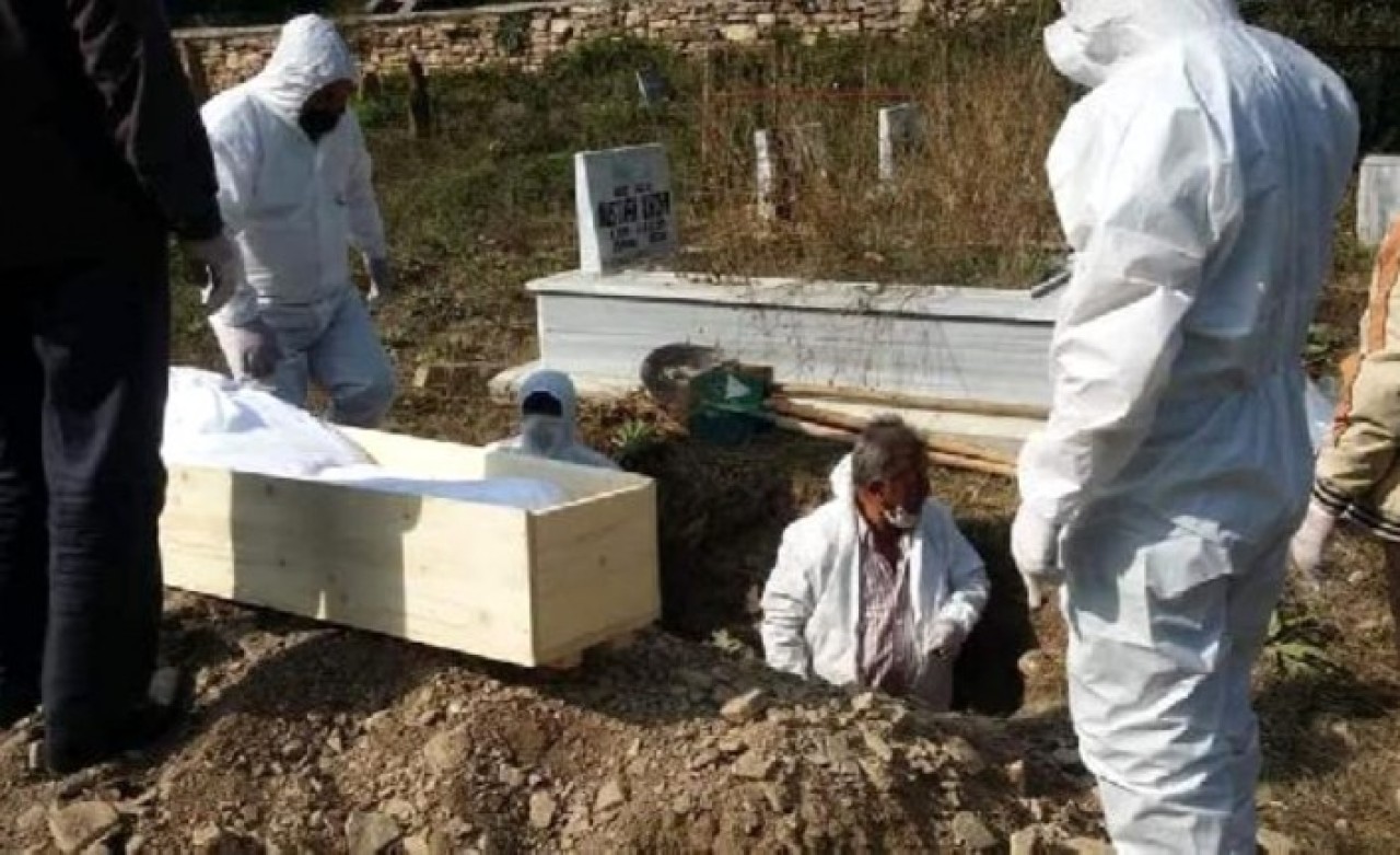 Kütahya'da korkunç anlar: Koronavirüsten ölen Tecelli Kırdök'ün cenazesinde bir ilk yaşandı!