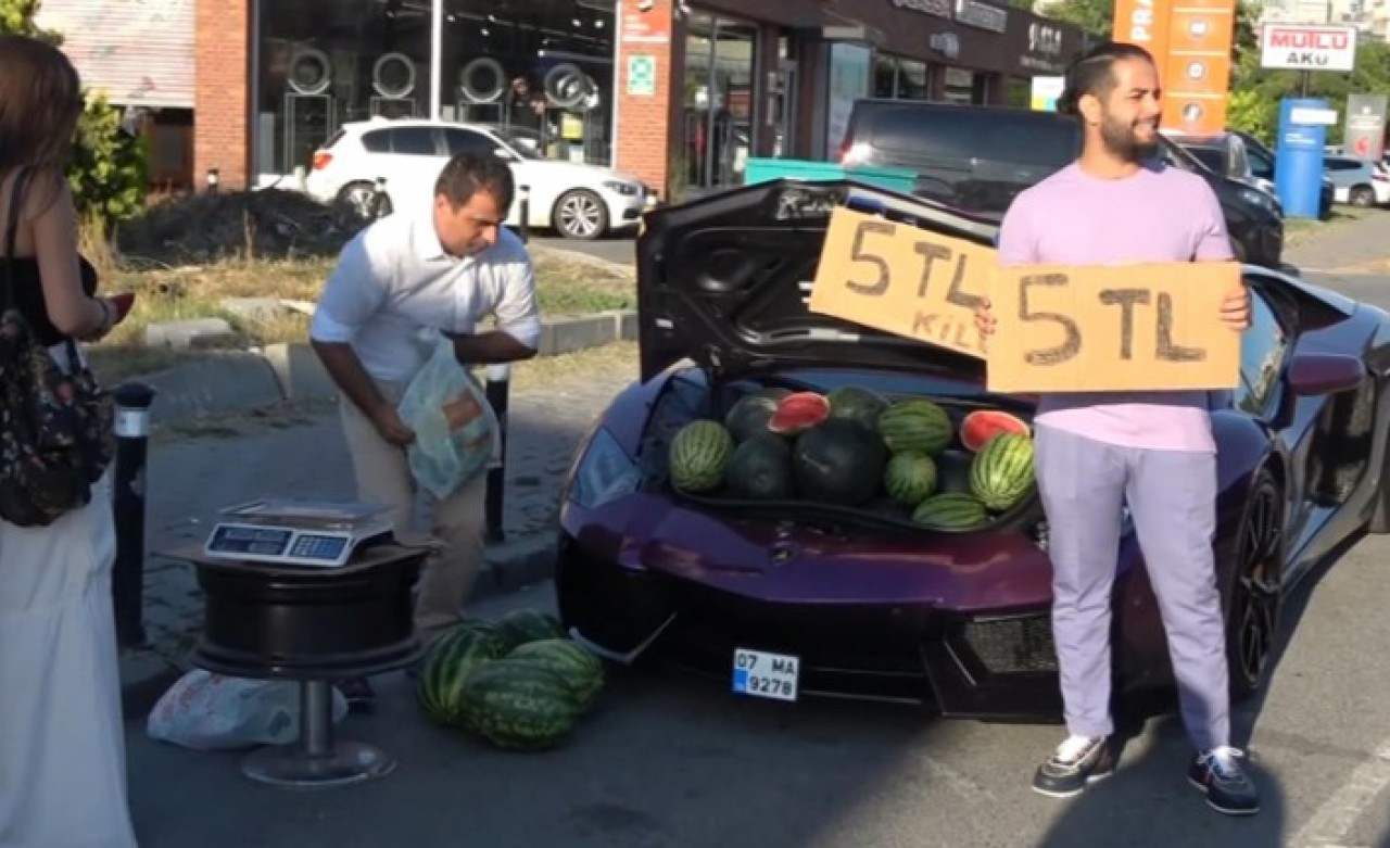Lamborghini marka aracıyla karpuz satmıştı: Men edildi