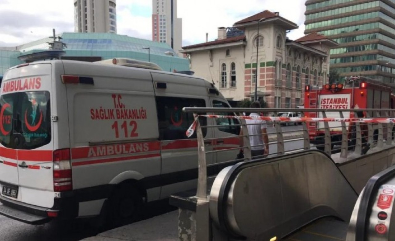Mecidiyeköy metro istasyonunda feci olay! Raylara atladı