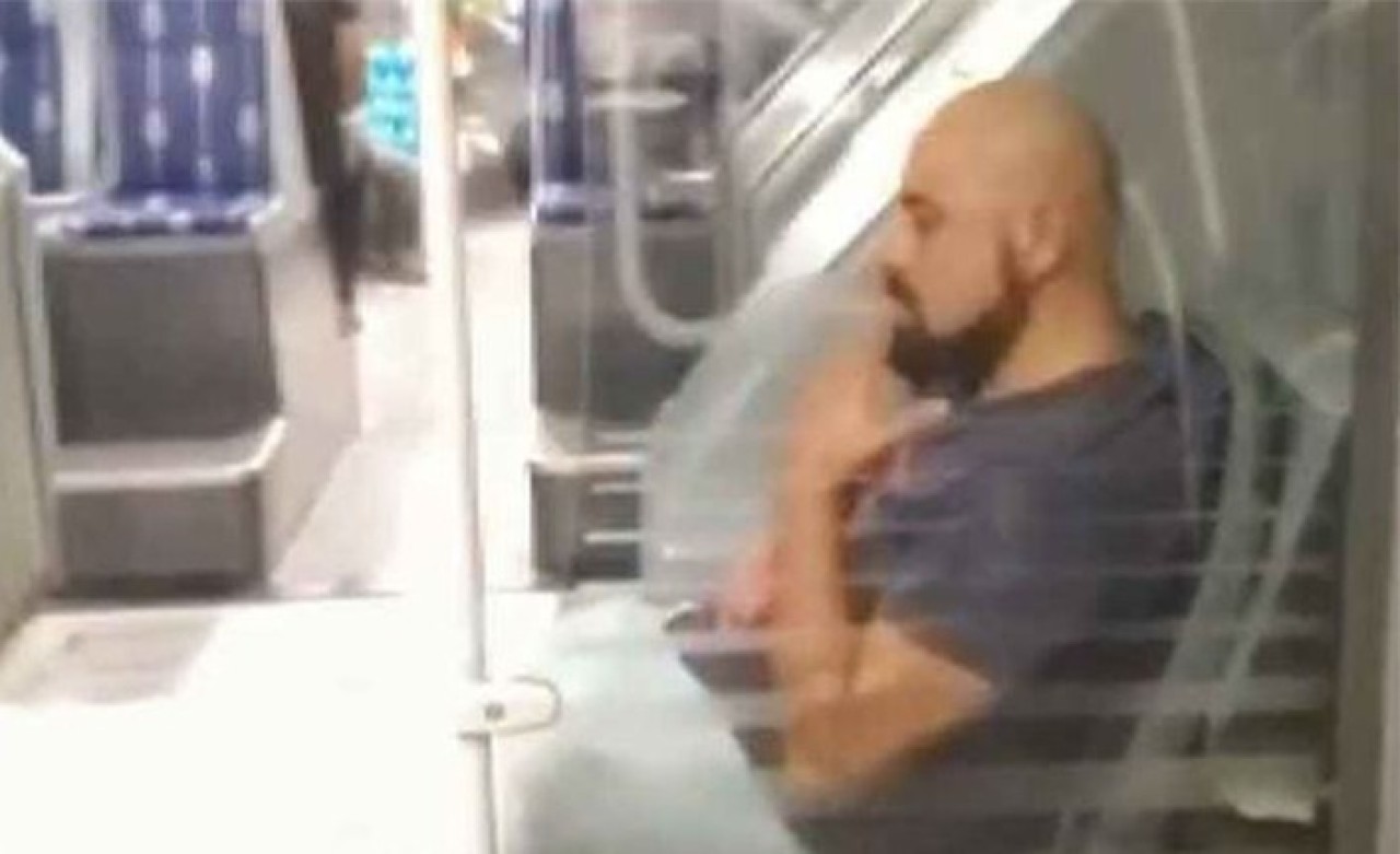 Metrobüste çıldırtan görüntü: Ayakları karşı koltukta,  yüzünde maske yok,  elinde sigara var