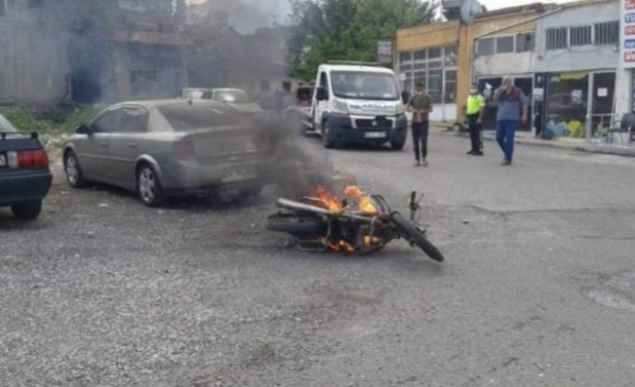 Polis ceza yazacaktı: Sürücü motosikletini yakarak kaçtı