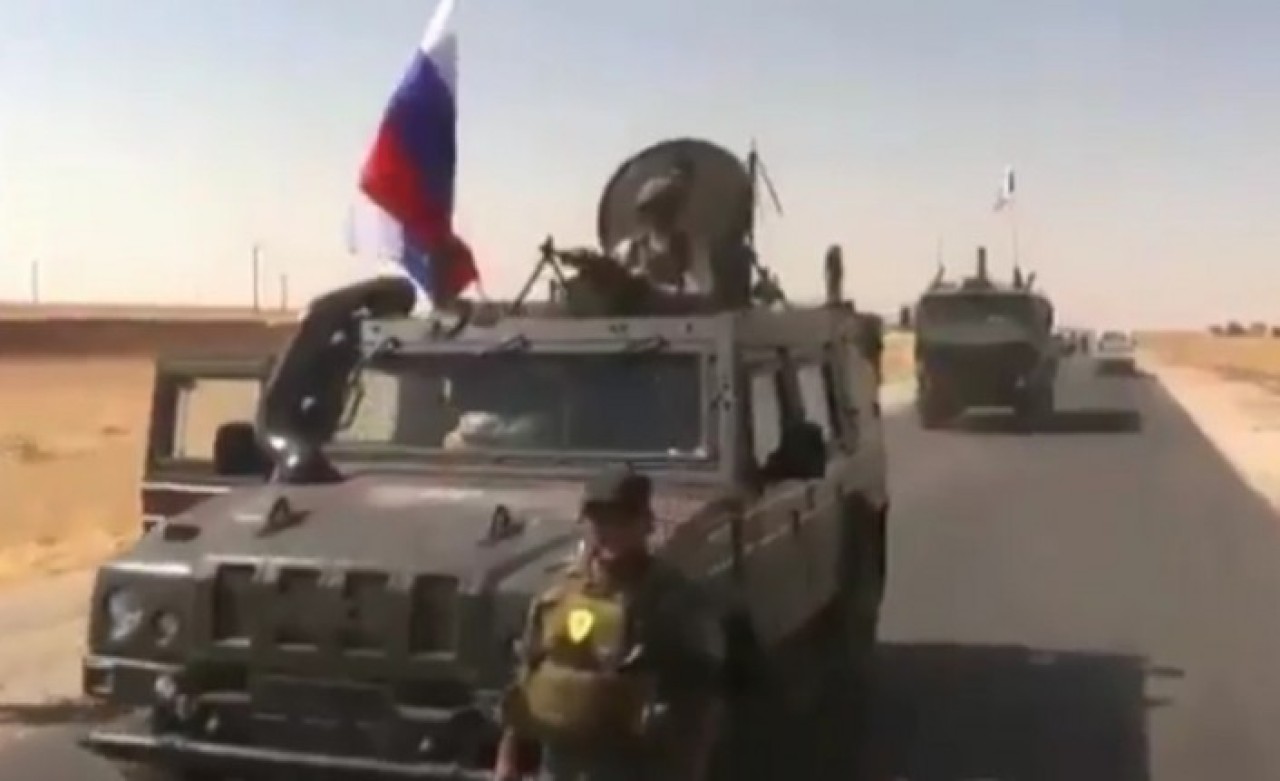 Suriye'de skandal görüntü: PYD/YPG mensubu terörist Rus askerleriyle yan yana