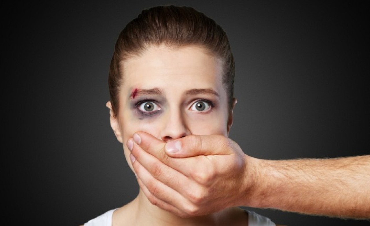 Takıntılı adam ayrılmak isteyen sevgilisine dehşeti yaşattı: Kezzap döküp satırla kolunu kesti!