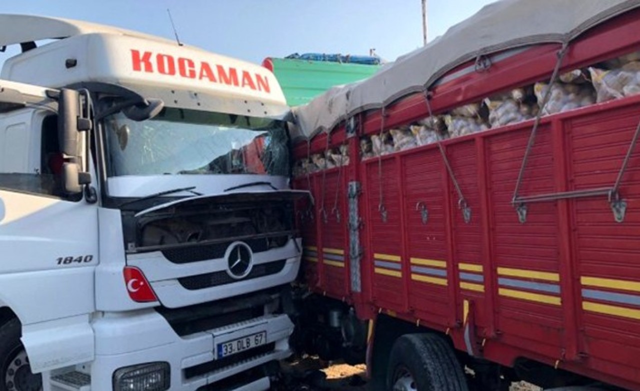 Tır,  park halindeki kamyona çarptı: Sürücü Orhan Özcan hayatını kaybetti