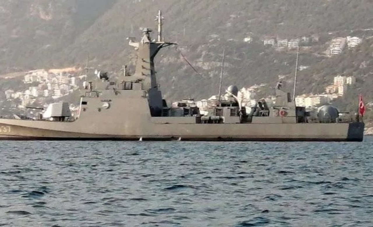 Türk fırkateyni,  Meis Adası önünden geçti