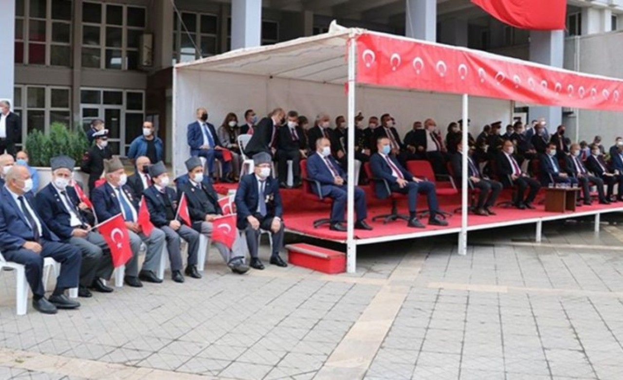 29 Ekim'de protokole deri koltuk,  gazilere plastik sandalye!