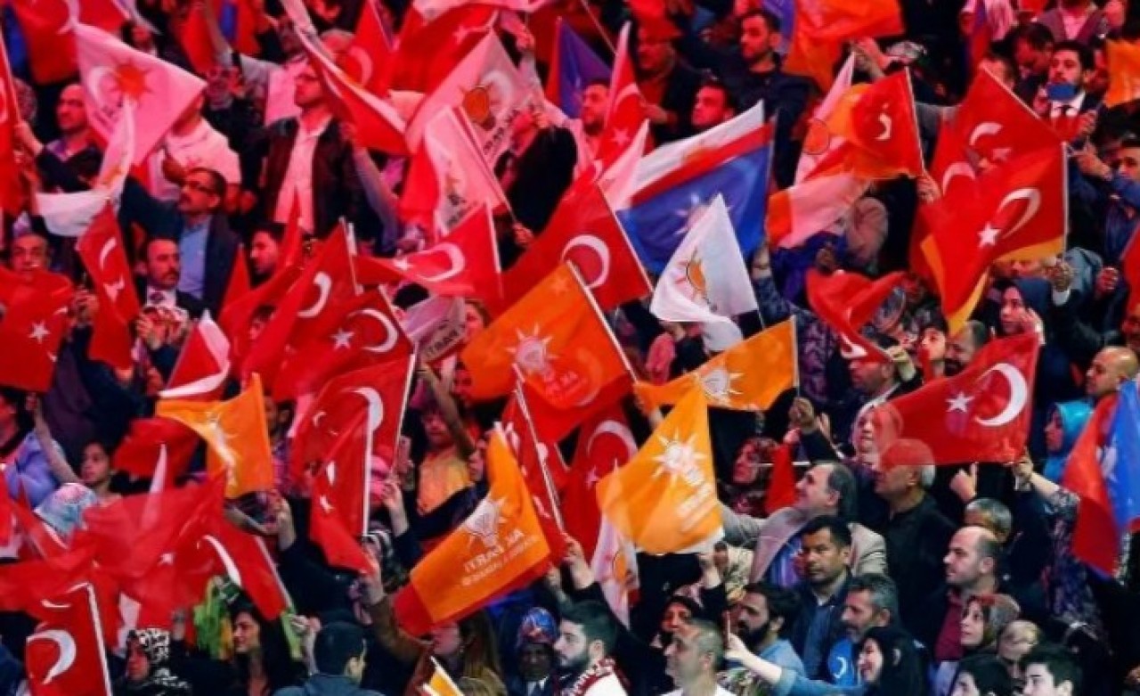 AK Parti yeniden şekilleniyor: 13 ilçe başkanı değişecek!