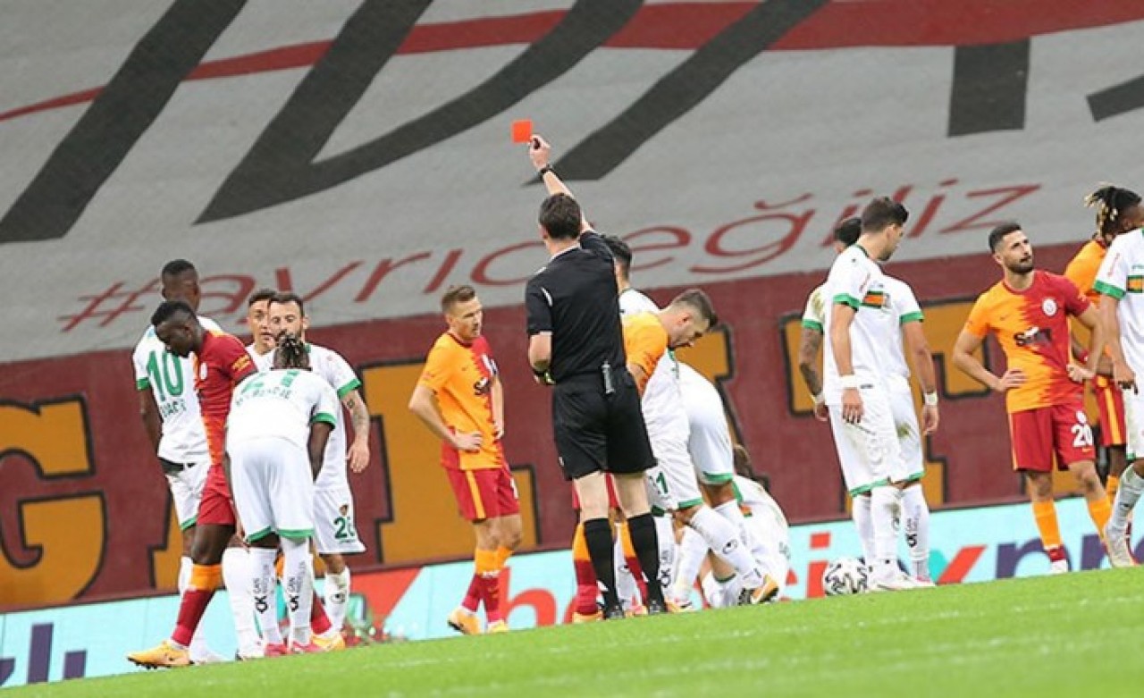 Alanyaspor maçında Galatasaray'a şok üstüne şok: 3 gol,  1 kırmızı 