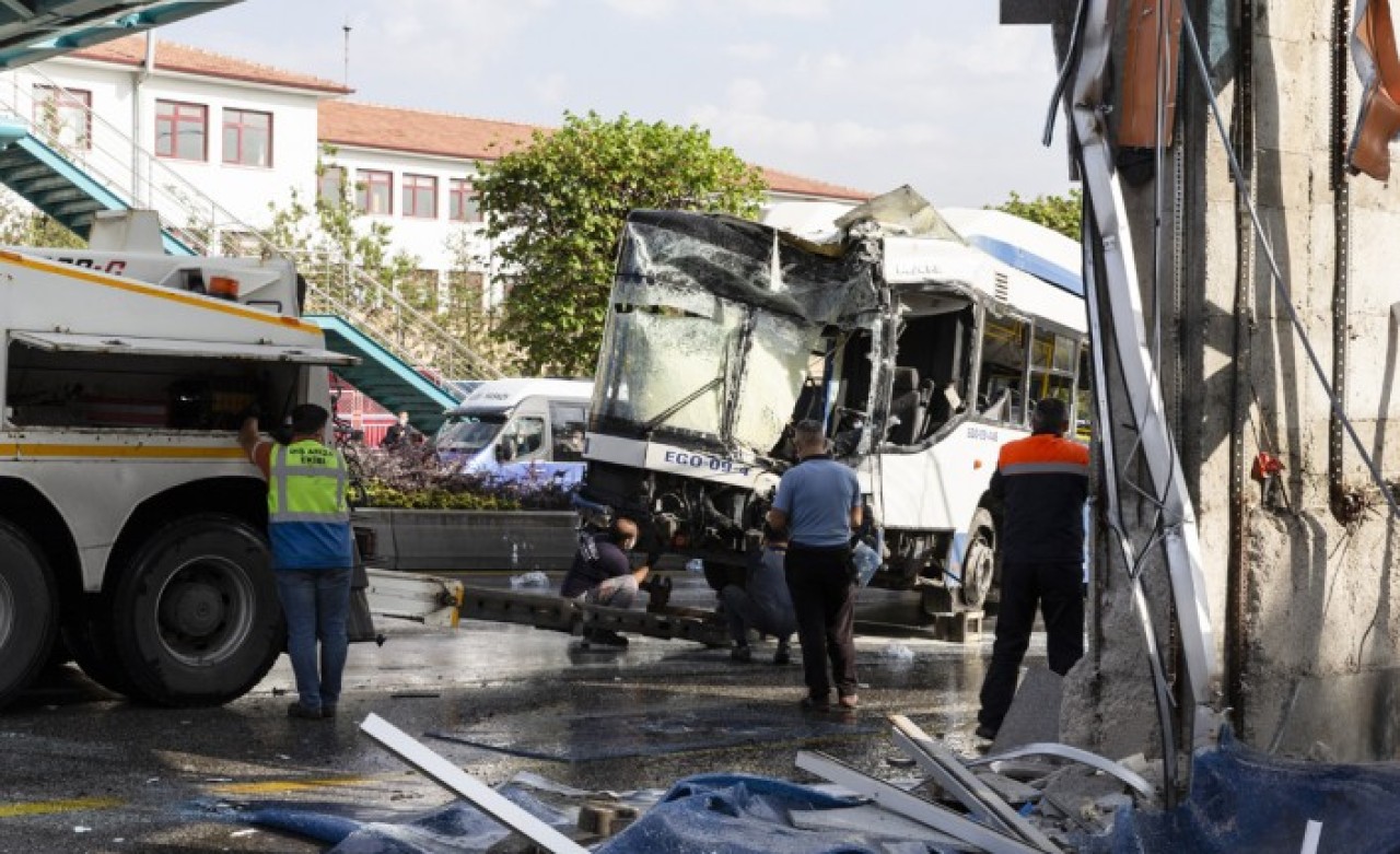 Ankara'da belediye otobüsü yaya geçidine çarptı: 12 yaralı