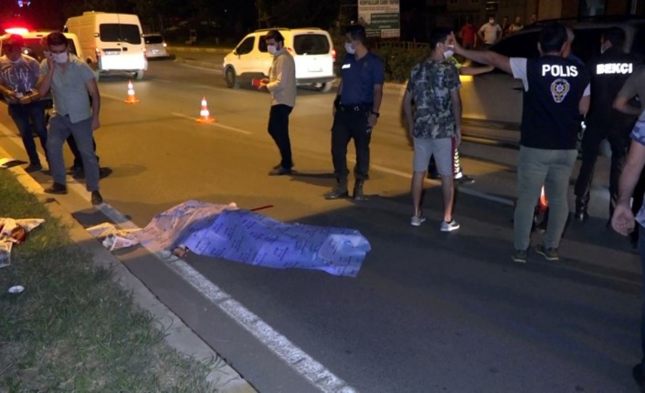 Antalya'da üst geçitten atlayan genç,  otomobilin altında kalarak can verdi