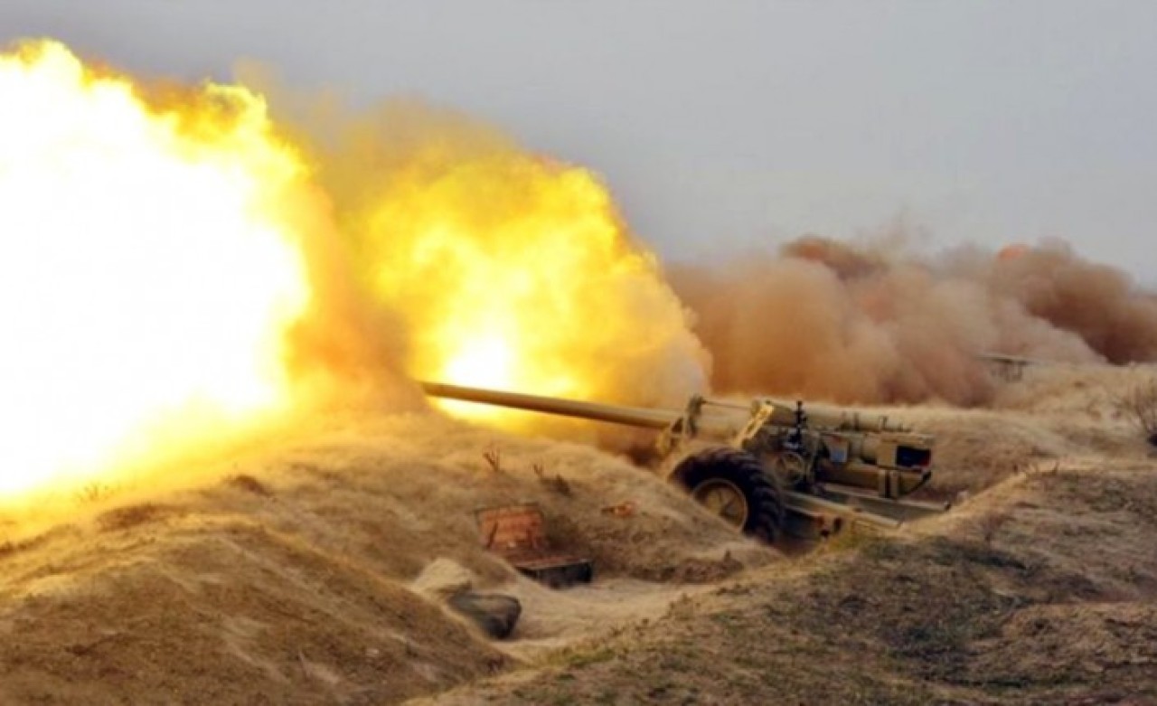 Azerbaycan ordusu,  Ermenistan işgali altındaki Karabağ'a yoğun bombardımana başladı