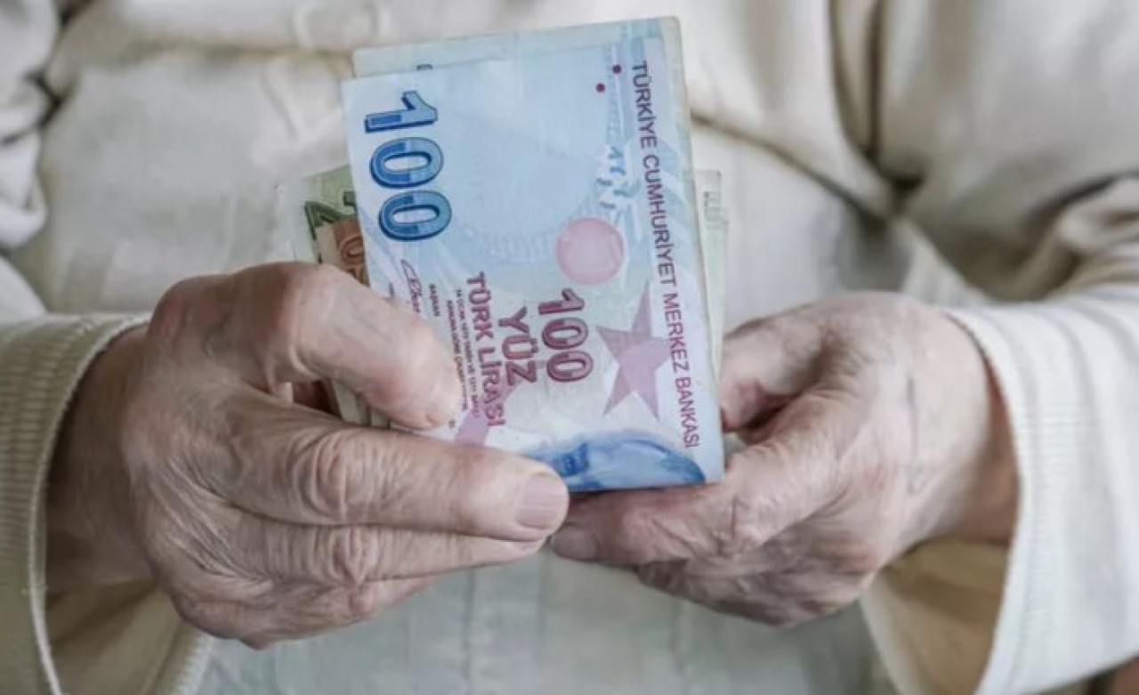 Bankalar yarışa girdi: Maaşını taşıyan emekliye 1.300 TL ödenecek!