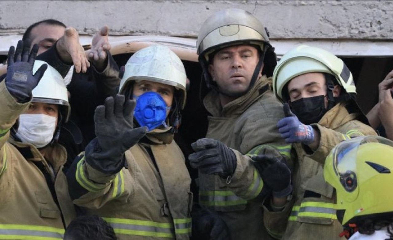 Bayraklı'da enkazdan 4 kişi yaralı çıkarıldı