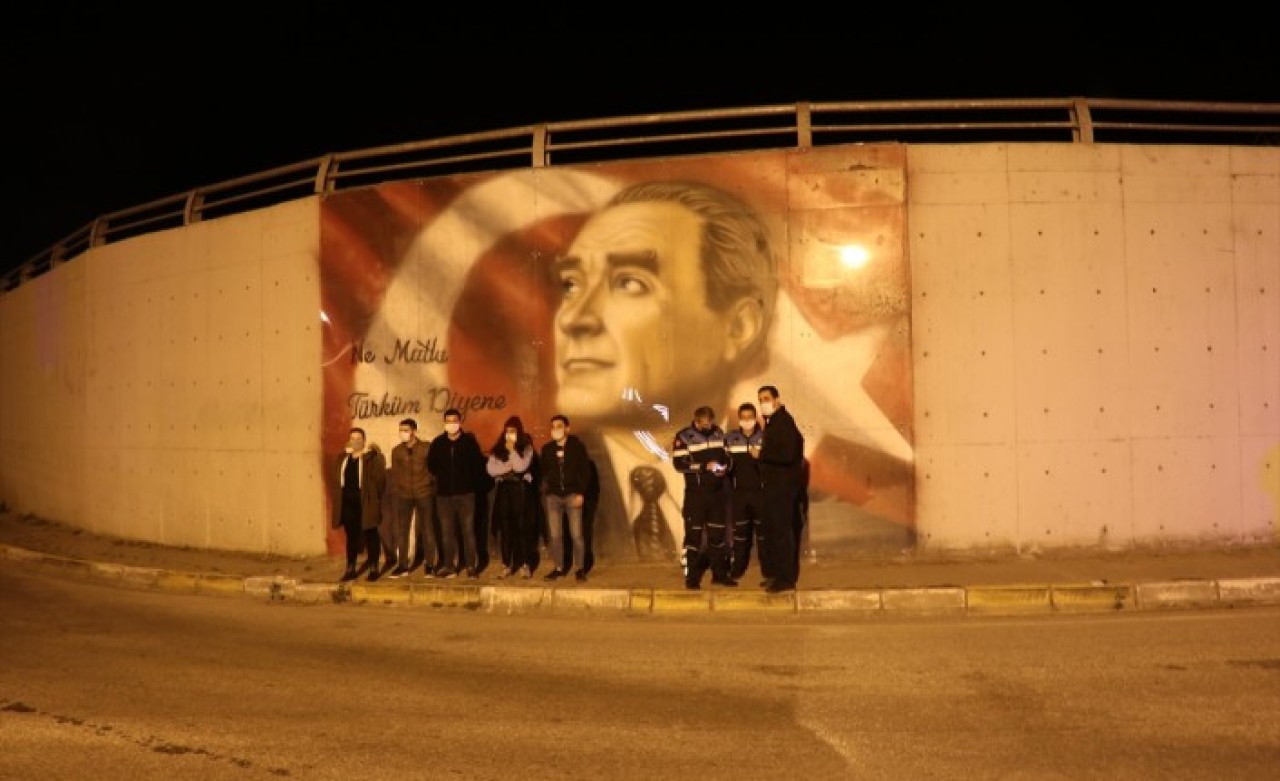 Bolu'da Atatürk nöbeti: Resmini sildirmediler!