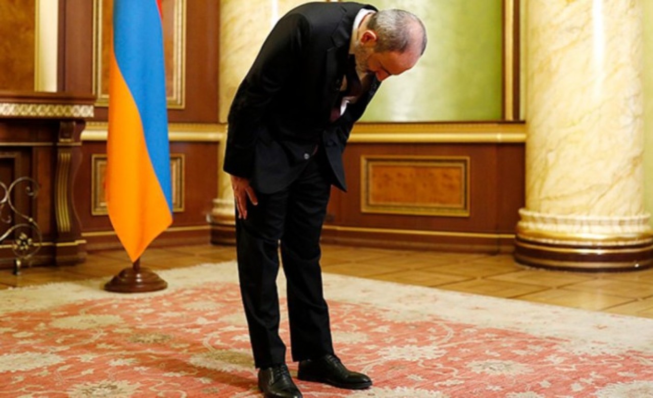 Cephede hezimete uğrayan Ermenistan Başbakanı Paşinyan'dan çaresizliğin fotoğrafı!