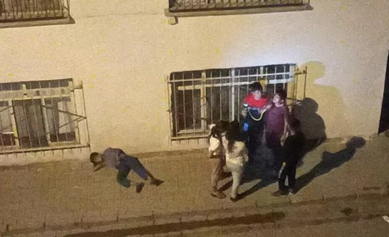 Çocukların görüntüsü hayrete düşürdü: Biri bayıldı,  diğerleri hiçbir şey olmamış gibi içmeye devam etti