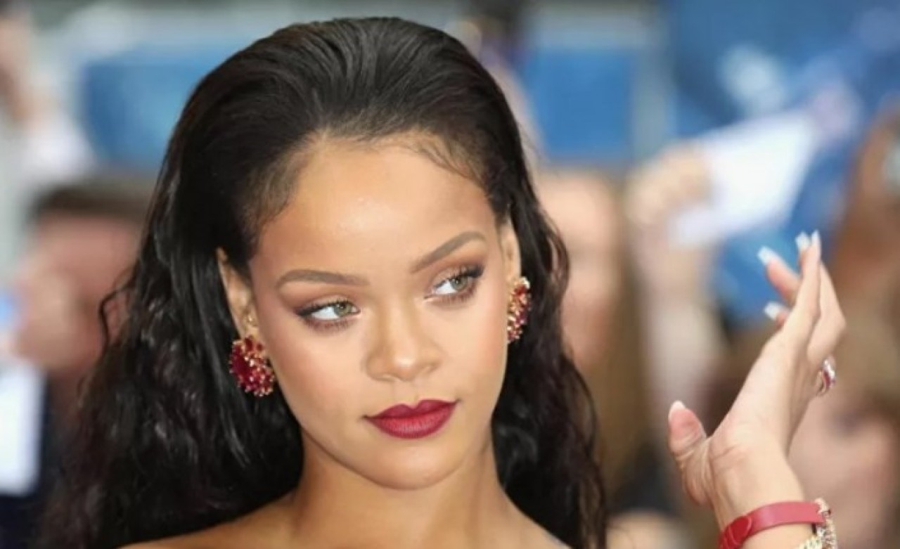 Defilesinde remixli hadis müziğini kullanan Rihanna,  müslümanlardan özür diledi