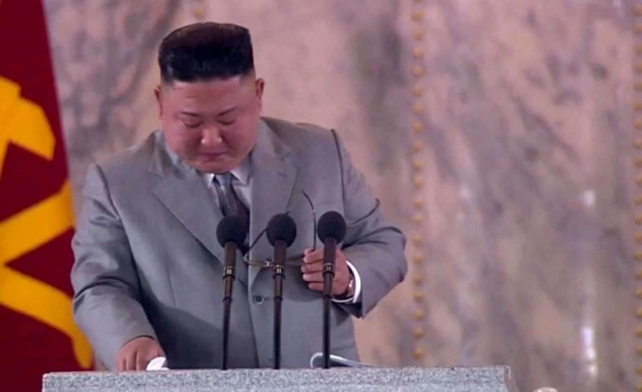 Diktatörlüğü ile bilinen Kim Jong-un hüngür hüngür ağlayarak halkından özür diledi!