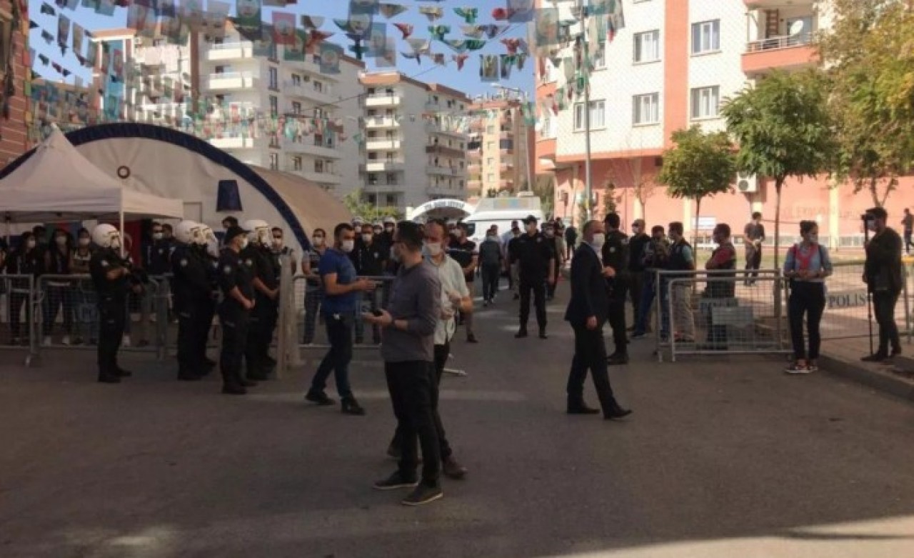 Diyarbakır HDP İl Binası'na operasyon: Gözaltılar var
