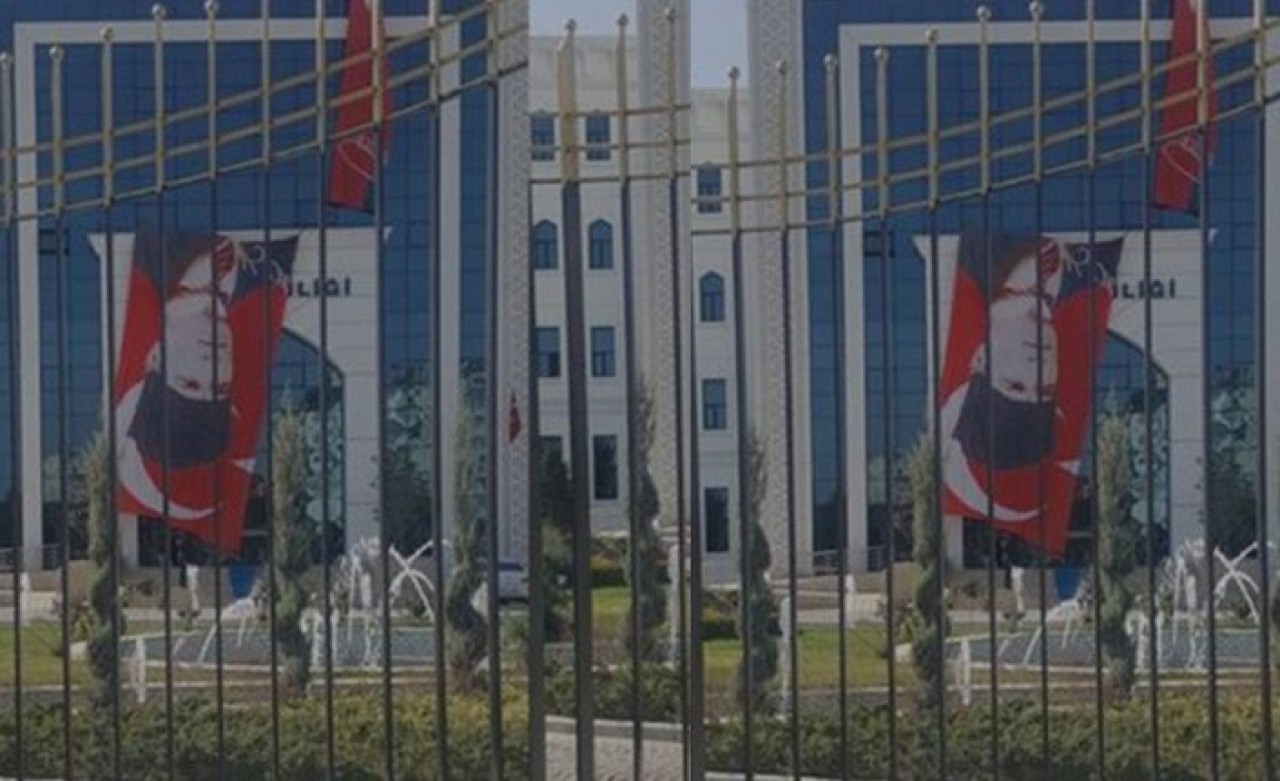 Elazığ Valiliği'nden tepki çeken görüntü: Atatürk posterli Türk bayrağını ters açtı