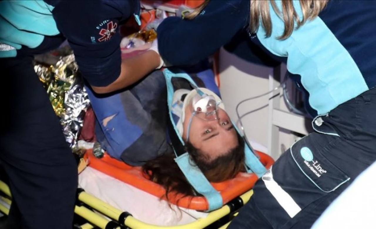 Enkaz altındaki Buse Hasyılmaz 9.5,  Emine Eren 14,  Fadime Tolu 15,  Gülçin Aykut Soydan 16,  Hülya Özmet 17 saat sonra kurtarıldı