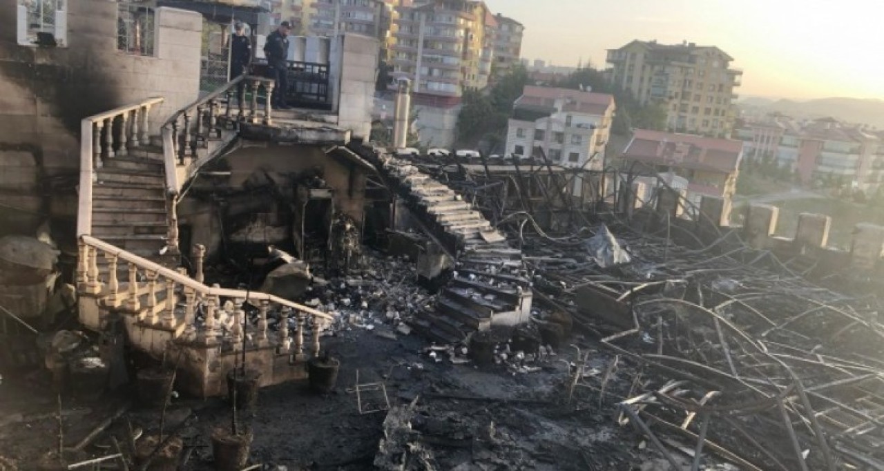 Estergon kalesi küle döndü: Tamamen yandı