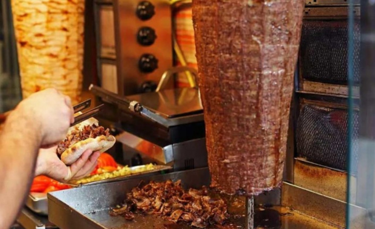 Fiyatı düşürmek için hile yapıyorlar: Et döner yerine bakın ne yediriyorlar!